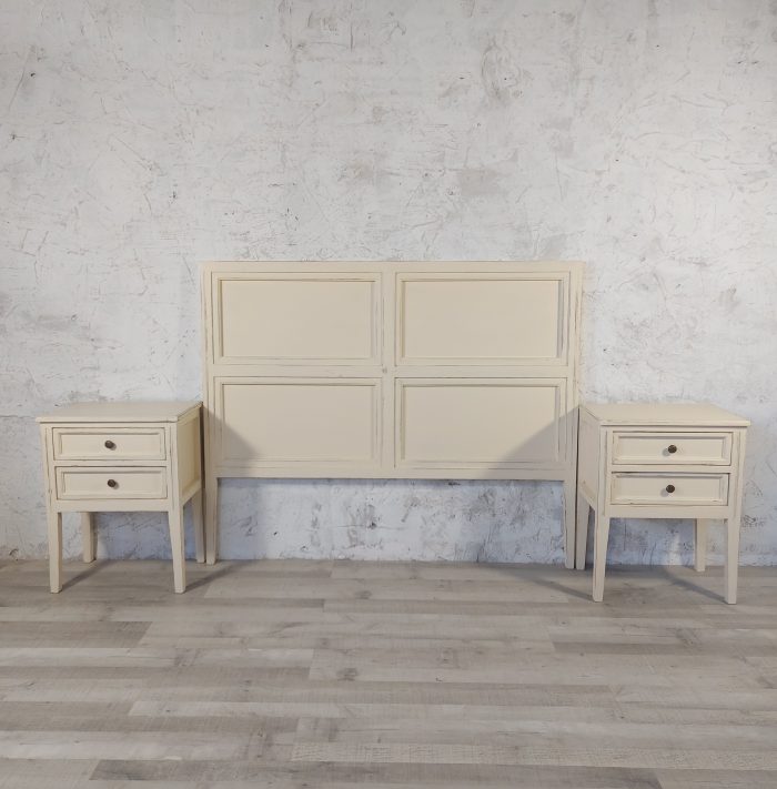 Conjunto Cabecero y mesitas de noche pintados en color blanco con un estilo vintage, muebles artesanales fabricados en madera de Antic Moama.