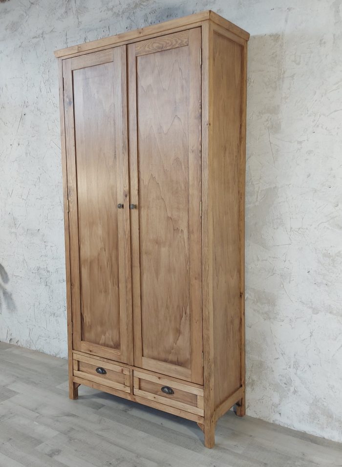 Armario de madera natural Dublin de fabricación artesanal con dos puertas y dos cajones inferiores. Creación de Antic Moama.